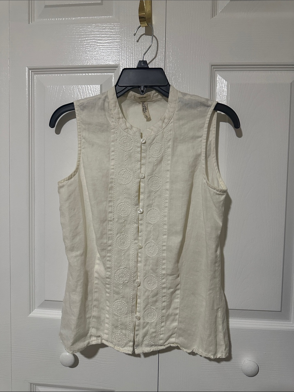 Old Navy Sleeveless Embroidered Button-Front Top - Cream